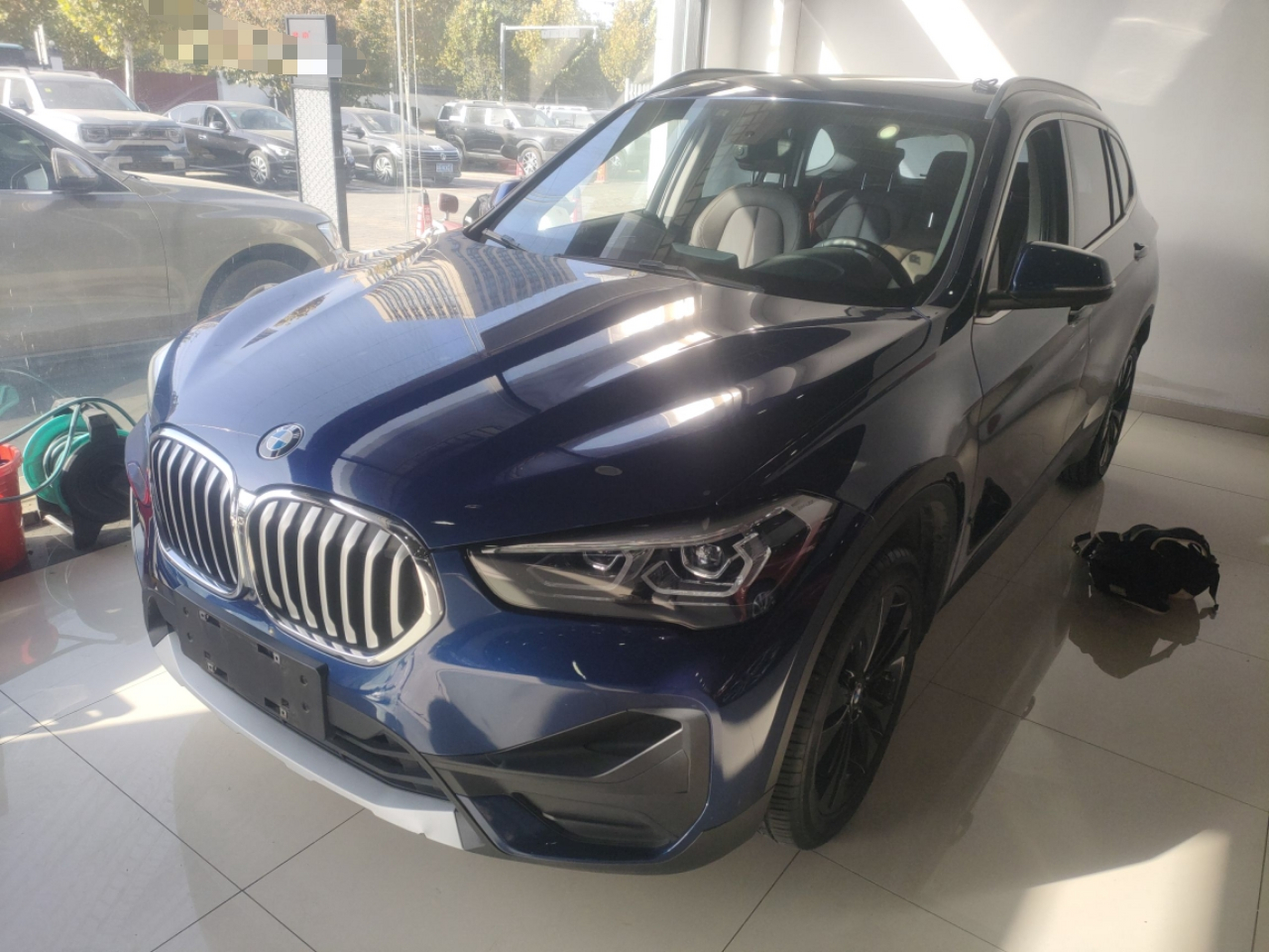 Под передней частью автомобиля