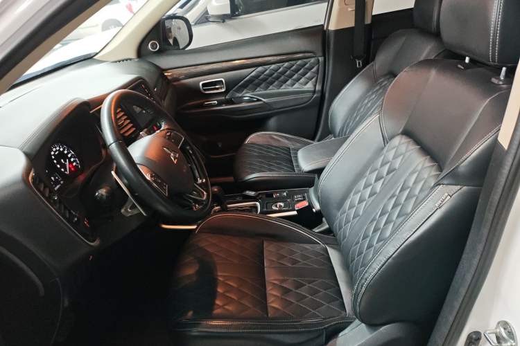 Used Mitsubishi Outlander 2020 2.4L 4x4 Zhi Xiang Edition 5 Seats
