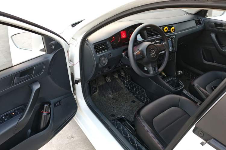 Used Volkswagen Santana 2015 1.6L Manual Fashion Edition
