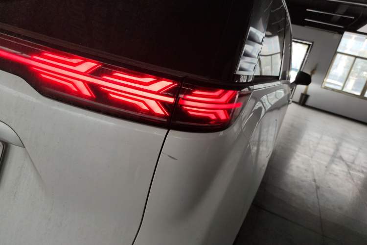 Used Denza D9 2022 DM-i 970 Four-Wheel Drive Flagship Model
