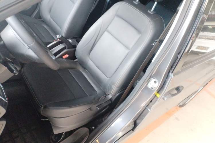 Used Jinbei Gold Hiace 2021 1.5L Passenger Van Travel Lion 7-Seater