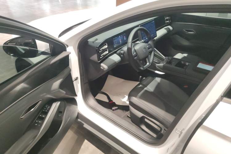 Used BYD Qin L 2025 DM-i Smart Drive 80KM Leading Model