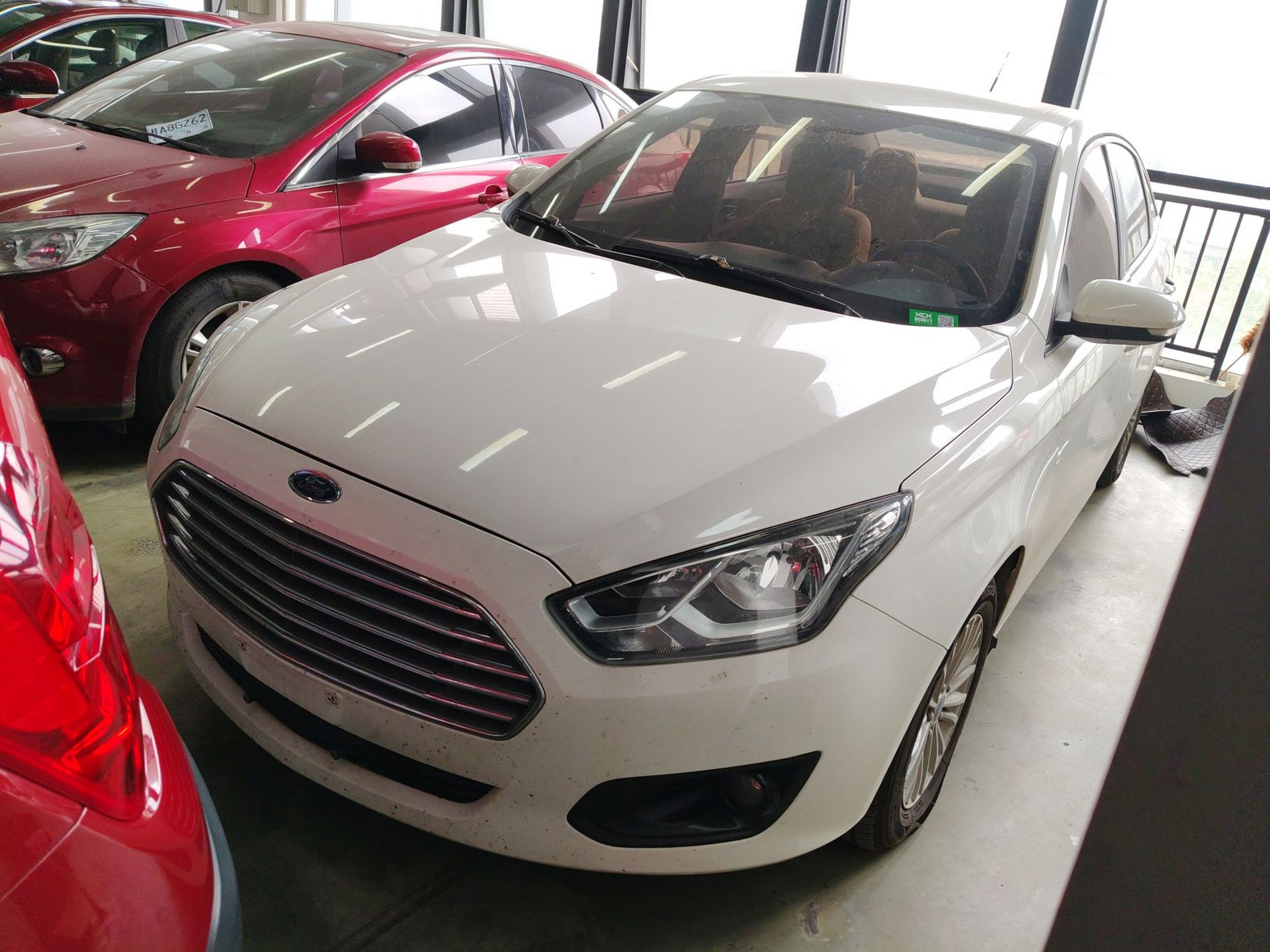 تحت مقدمة السيارة