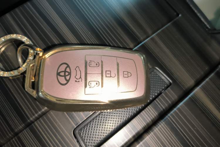 Used Toyota Sienna 2023 2.5L Hybrid Deluxe Edition