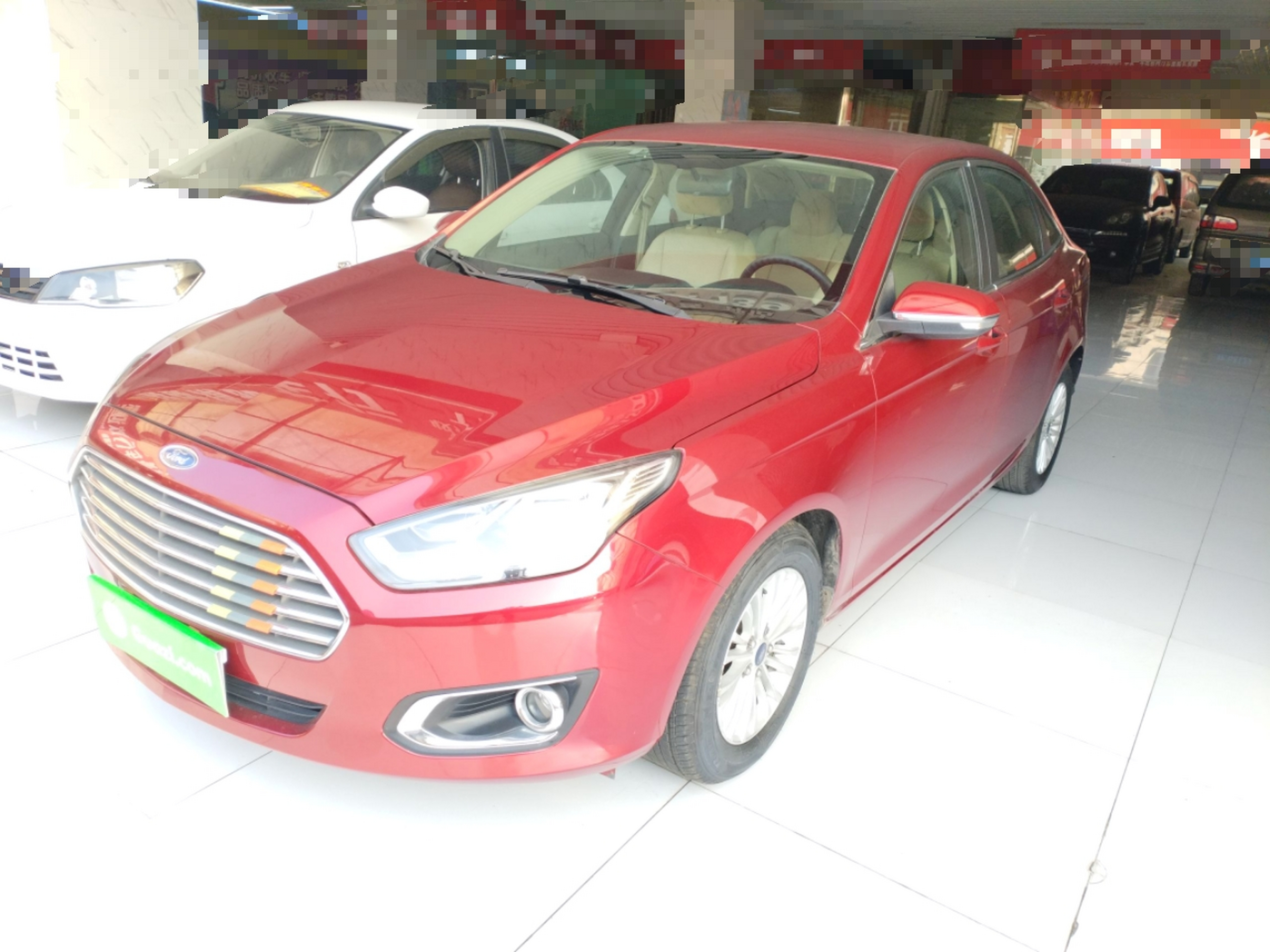 تحت مقدمة السيارة