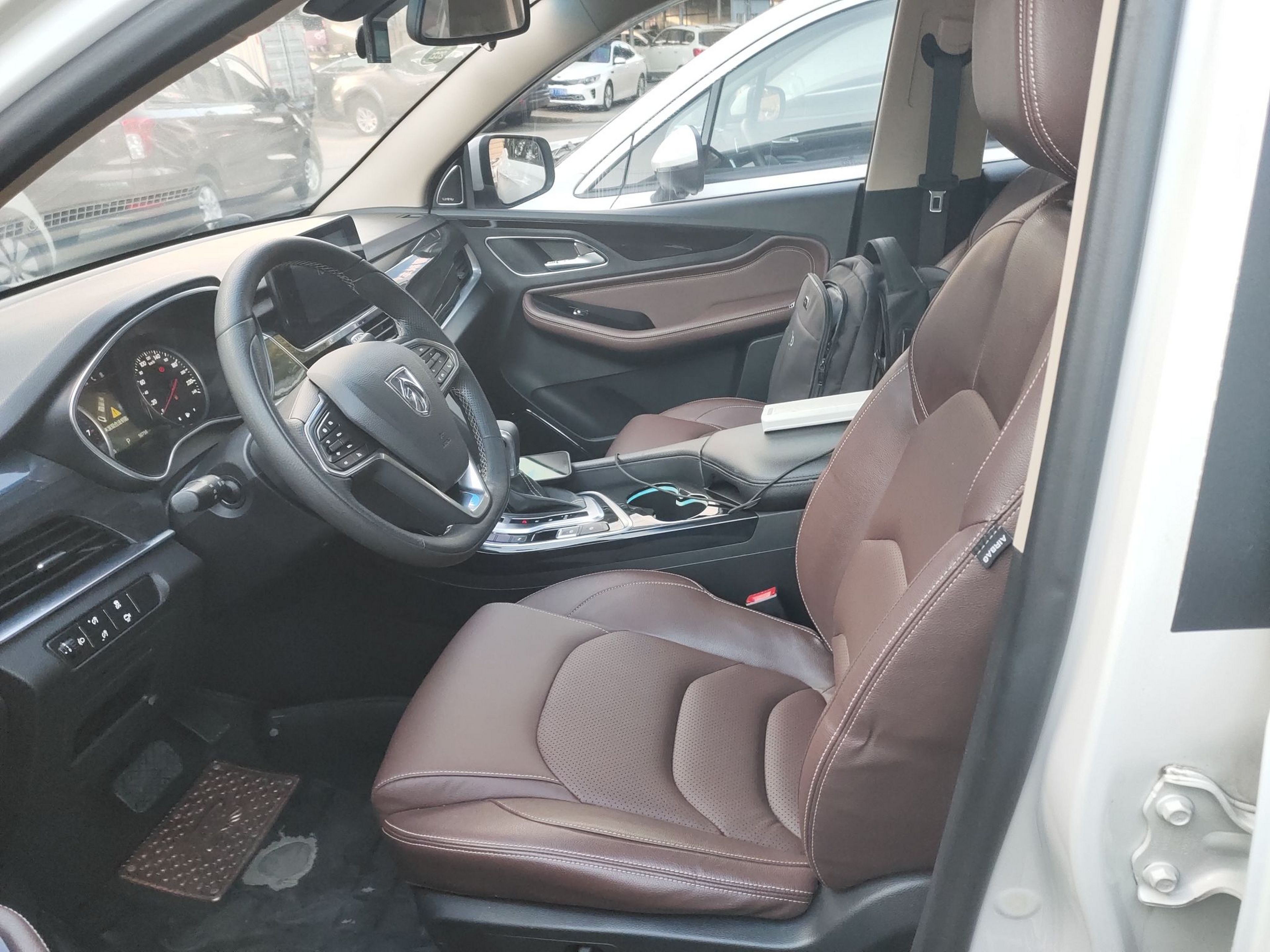 Переднее сиденье в автомобиле