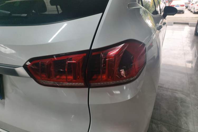 Used Wey VV5 2020 1.5T Two-Wheel Drive Color Pioneer
