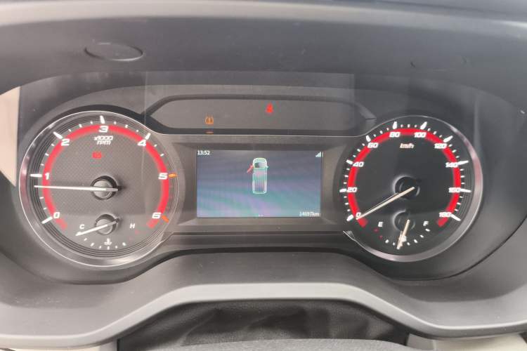 Used SAIC MAXUS Xintu V70 2023 2.0T Elite Edition Manual Transmission Short Wheelbase Low Roof 5/6 Seats (125 hp)
