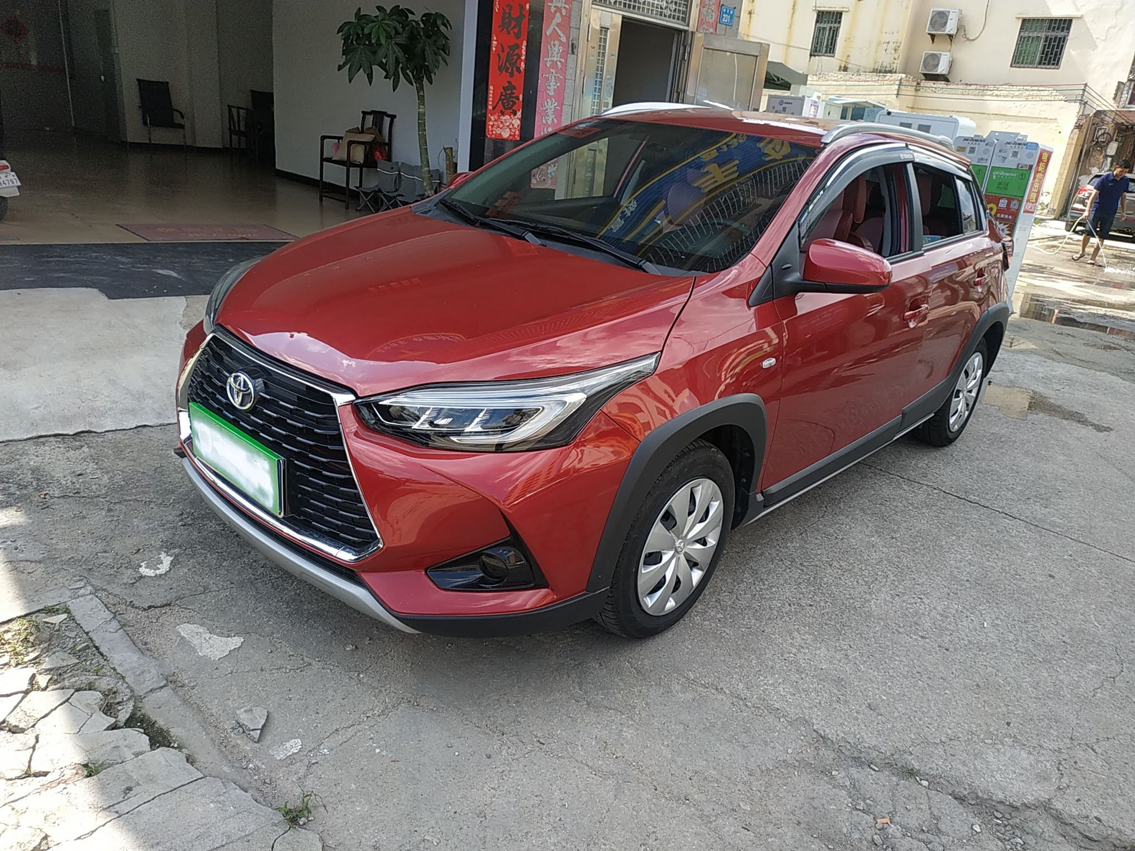 تحت مقدمة السيارة