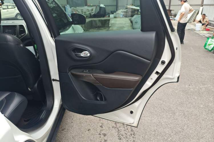 Used  Cherokee 2016 2.4L Professional Smart Version
