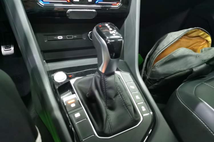 Used Volkswagen Tiguan L 2024 Outstanding Model 330TSI Automatic Two-Wheel Drive R-Line Dragon Glory Edition
