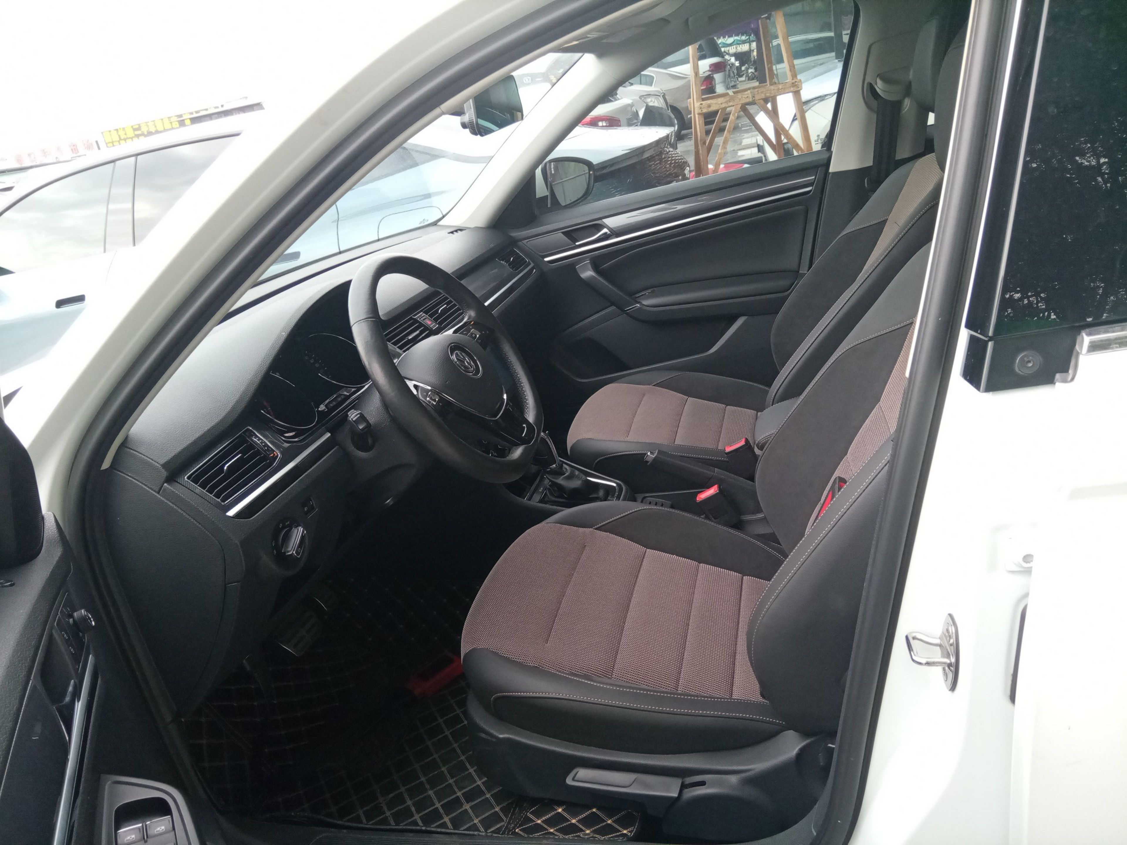 Переднее сиденье в автомобиле