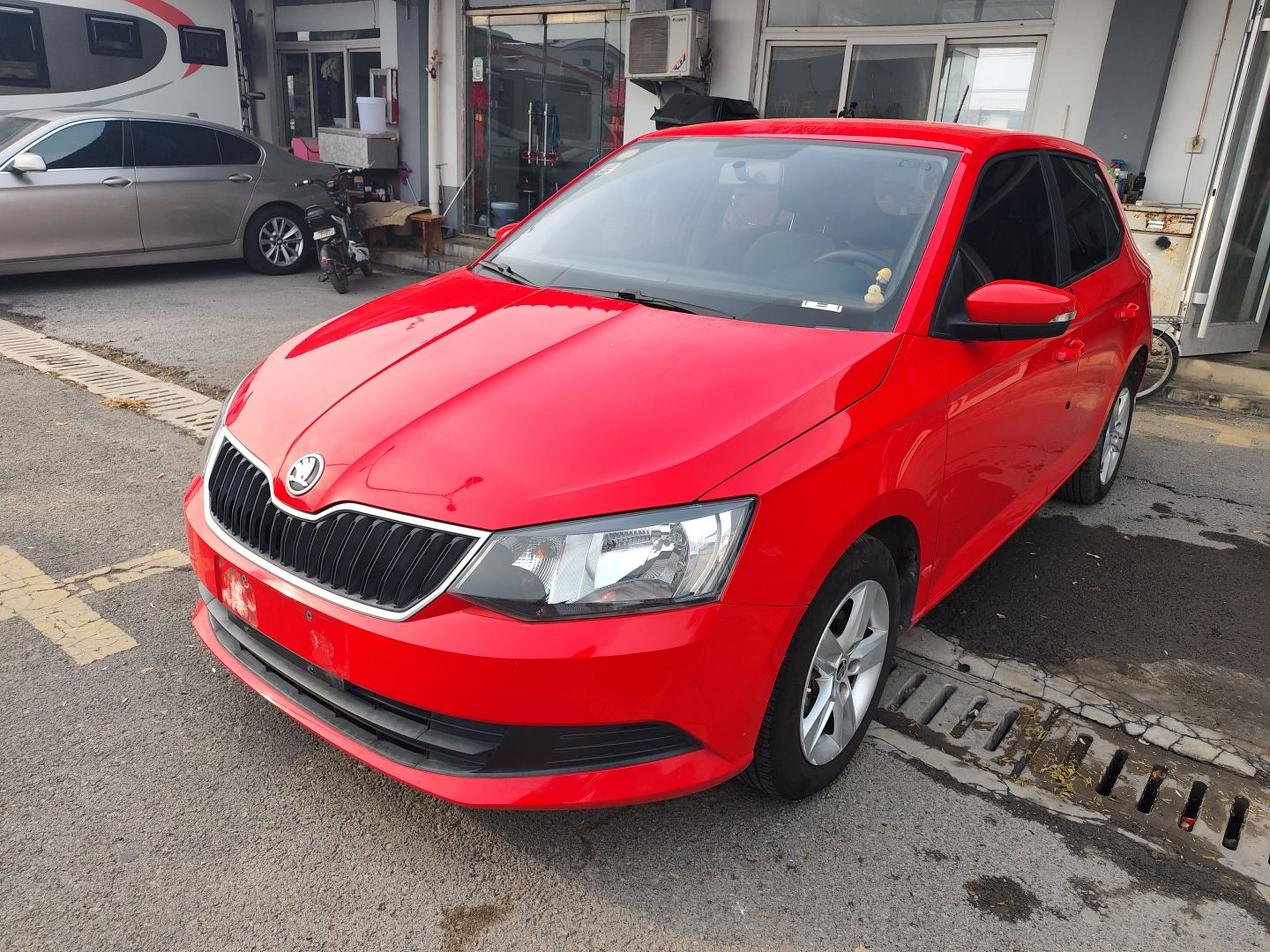 Под передней частью автомобиля