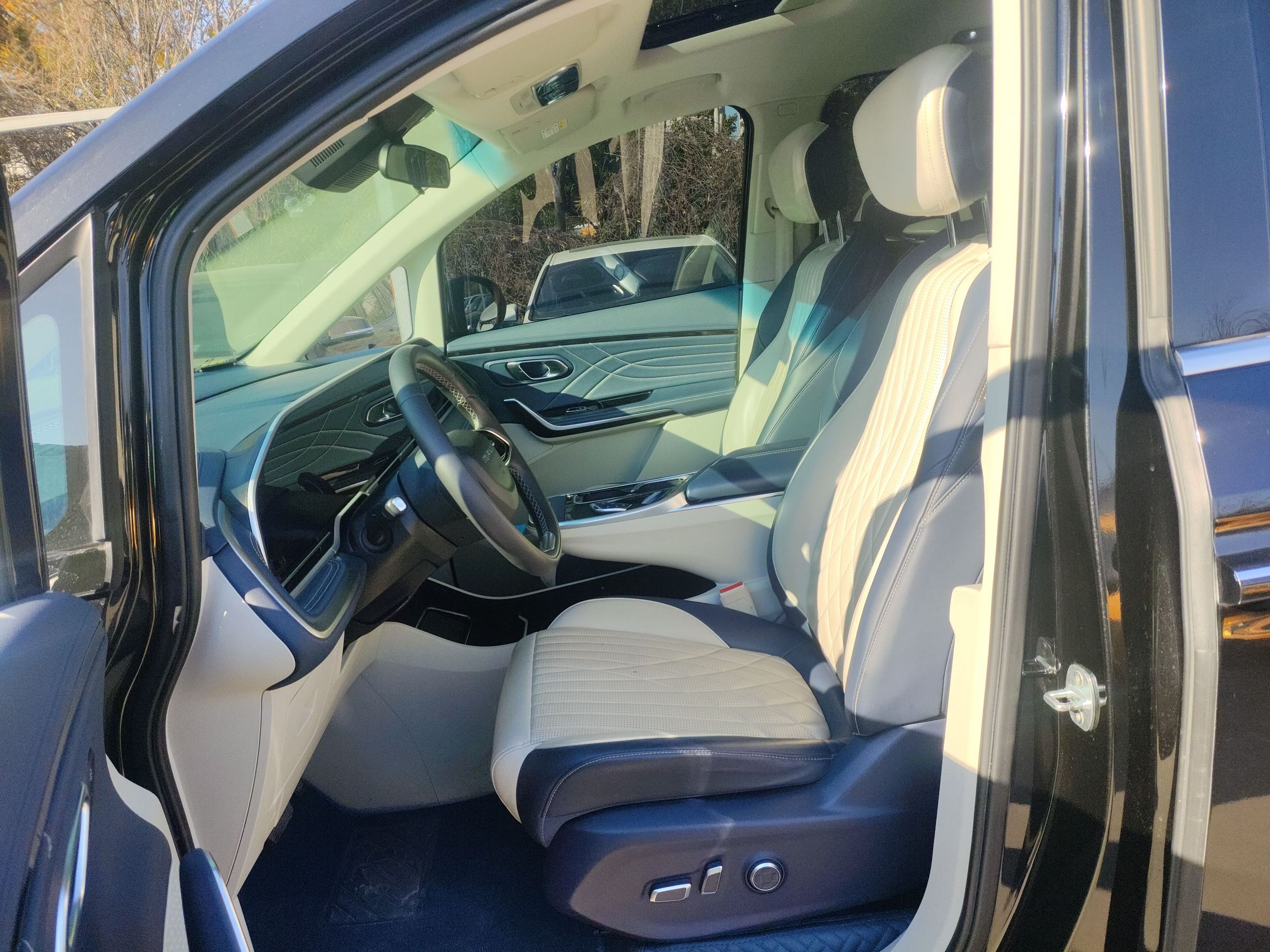 المقاعد الأمامية داخل السيارة