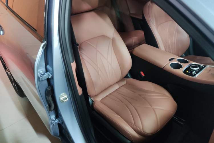 Used  L6 2025 EM-i 140km Starship Edition