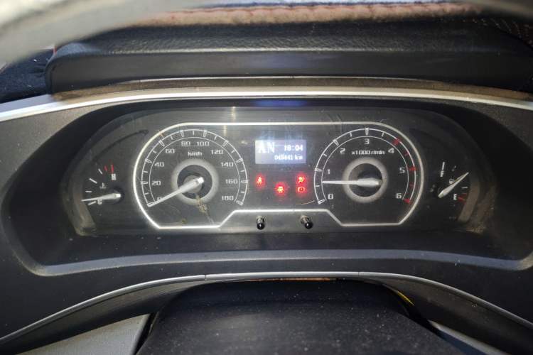 Used SAIC MAXUS Xintu V80 2024 Aotong 6AMT Short Wheelbase Mid-Roof Model with 127 Ps 5 Seats