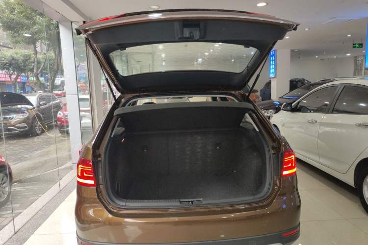 Used Volkswagen Cross Lavida 2014 1.6L Automatic