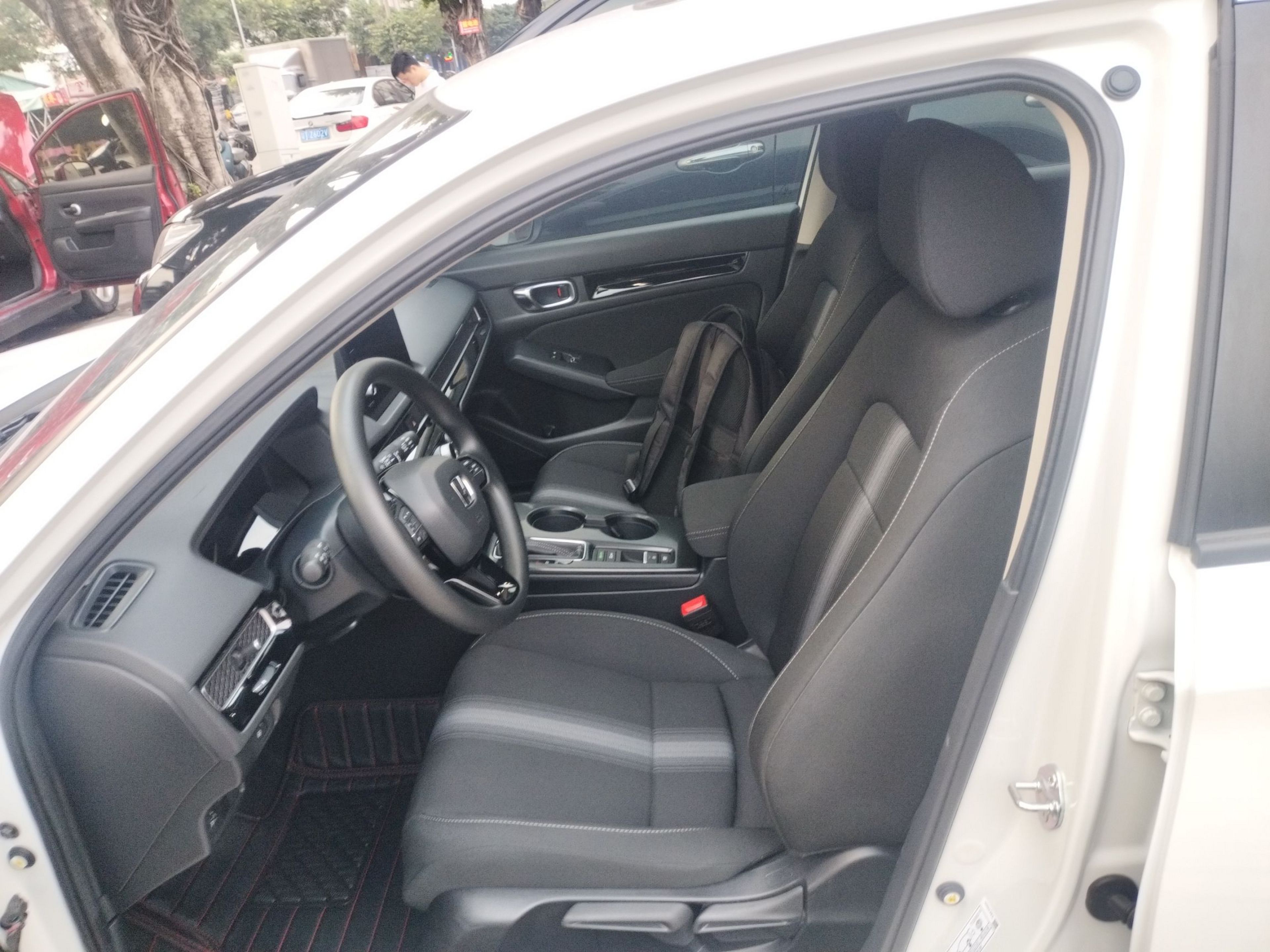 Переднее сиденье в автомобиле