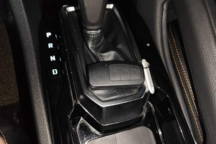 Used JMC Yusheng S350 2016 2.0T Automatic Two-Wheel Drive Gasoline Luxury Version with Sunroof 5 Seats
