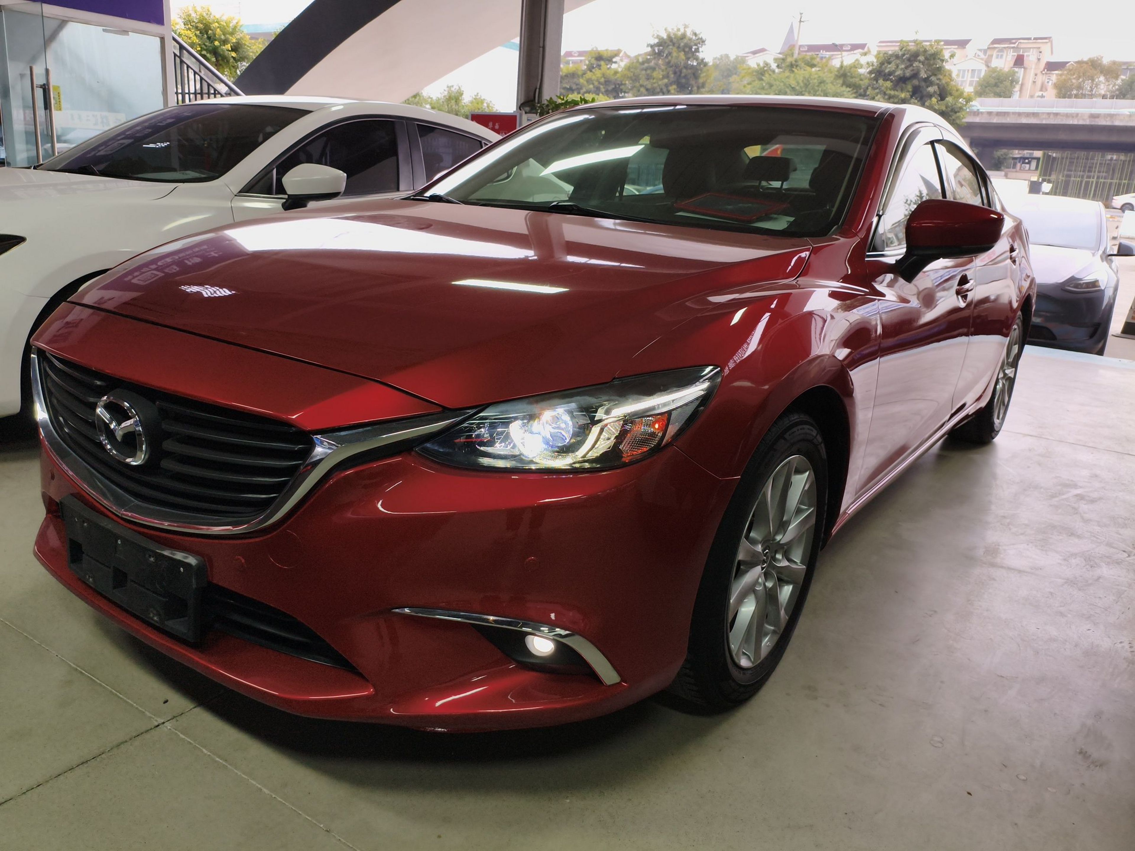 Под передней частью автомобиля