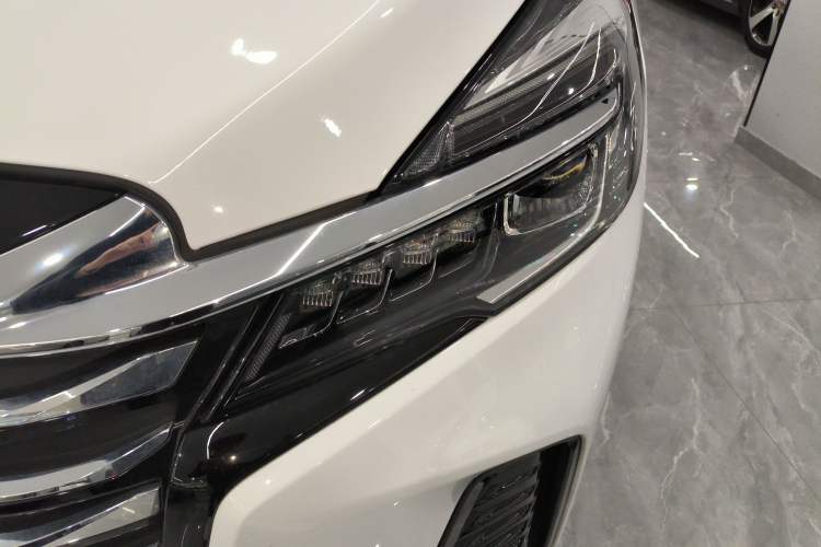 Used Buick GL8 2023 Facelifted Land Cruiser Executive Luxury Version