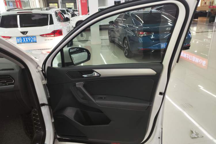 Used Volkswagen Tiguan L 2019 330TSI Automatic Two-Wheel Drive Panoramic Comfort Edition China VI Standard
