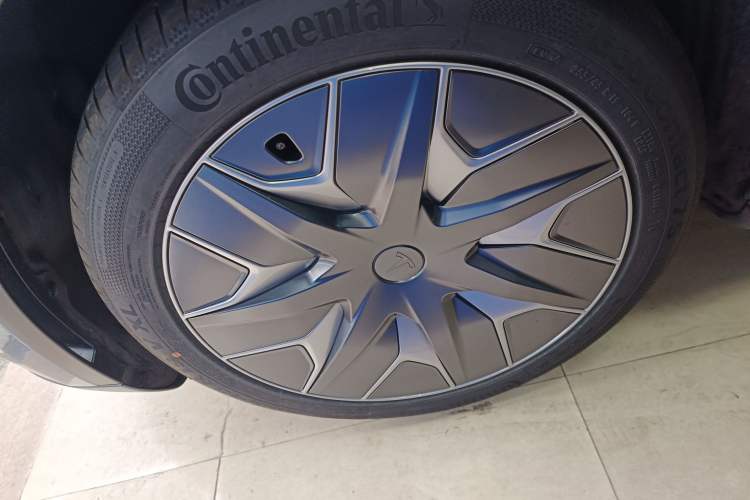 Used Tesla Model Y L 2025 Long-Range All-Wheel-Drive Version
