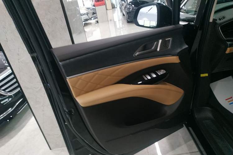 Used Denza D9 2024 DM-i 1050 Luxury Model
