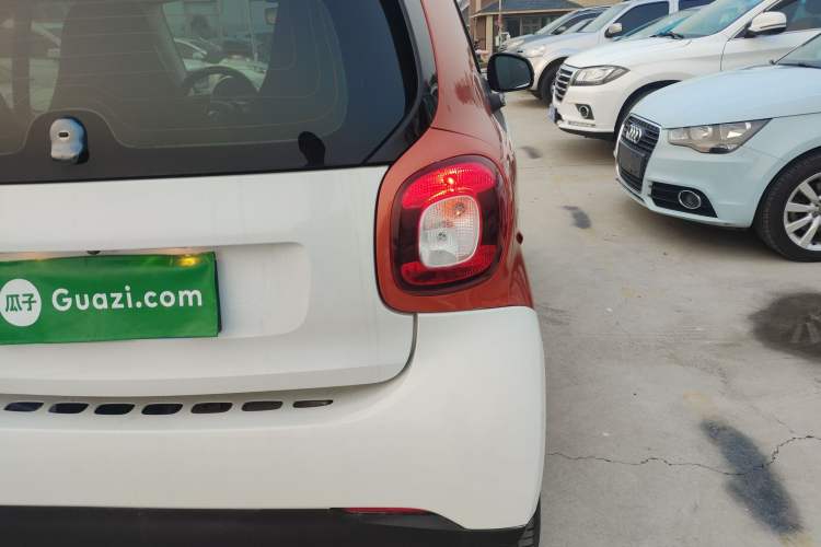 Used  fortwo 2015 1.0L 52 kW hardtop Dynamic version
