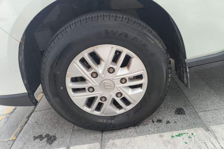 Used SAIC MAXUS Xintu V70 2023 2.0T Elite Edition Manual Transmission Short Wheelbase Low Roof 5/6 Seats (125 hp)
