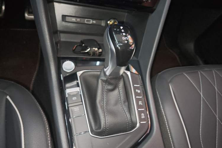 Used Volkswagen Tiguan L 2024 Outstanding Model 330TSI Automatic Two-Wheel Drive R-Line Dragon Glory Edition
