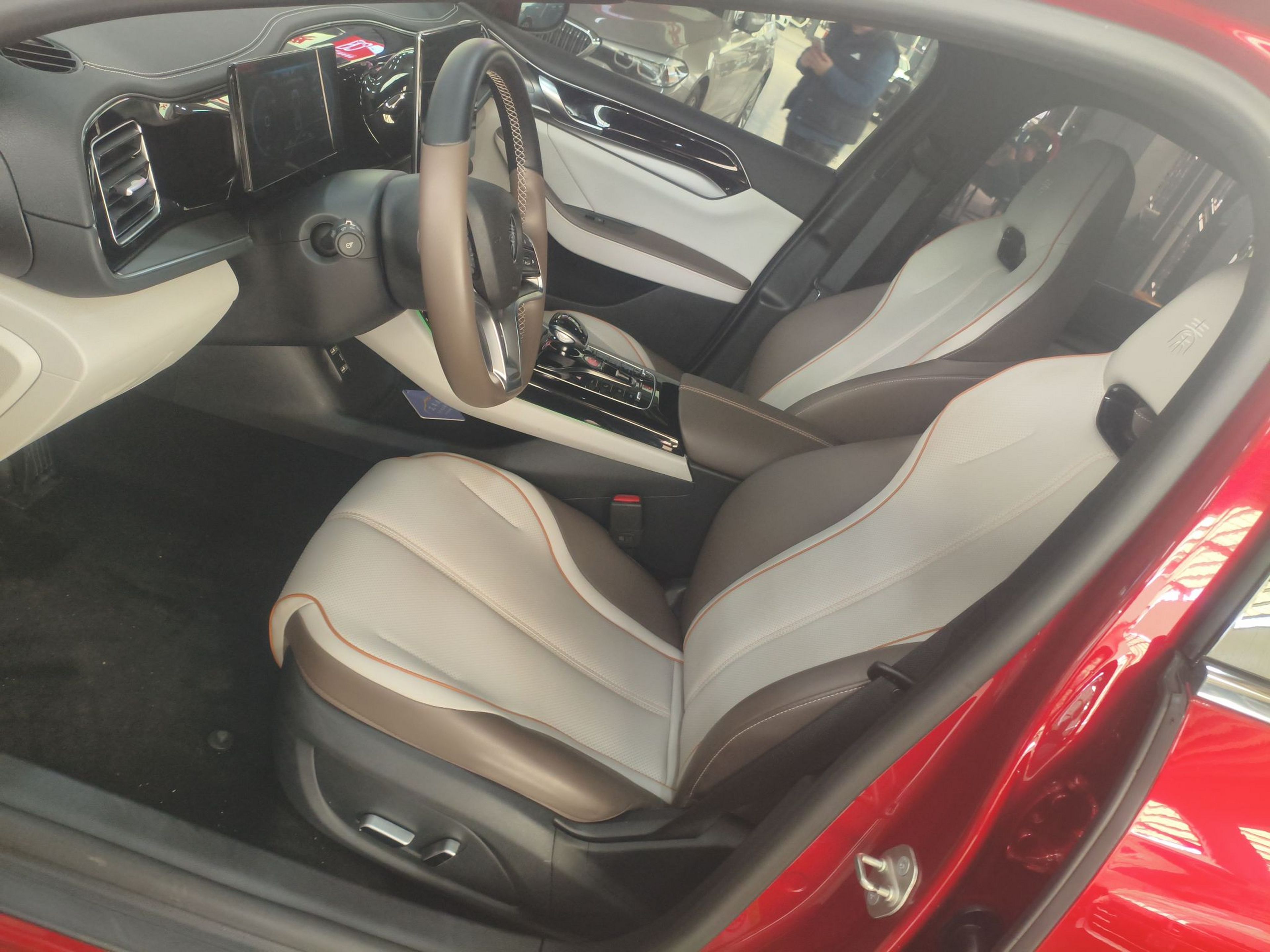 Переднее сиденье в автомобиле