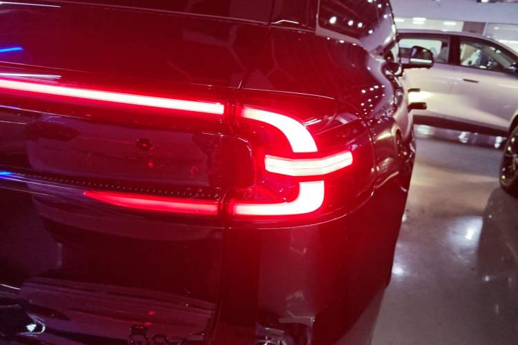 Used  Q07 2025 215 Prestige Edition