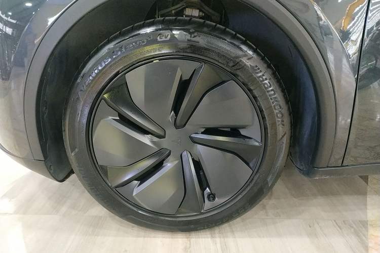 Used Tesla Model Y 2025 Long-Range All-Wheel-Drive Version