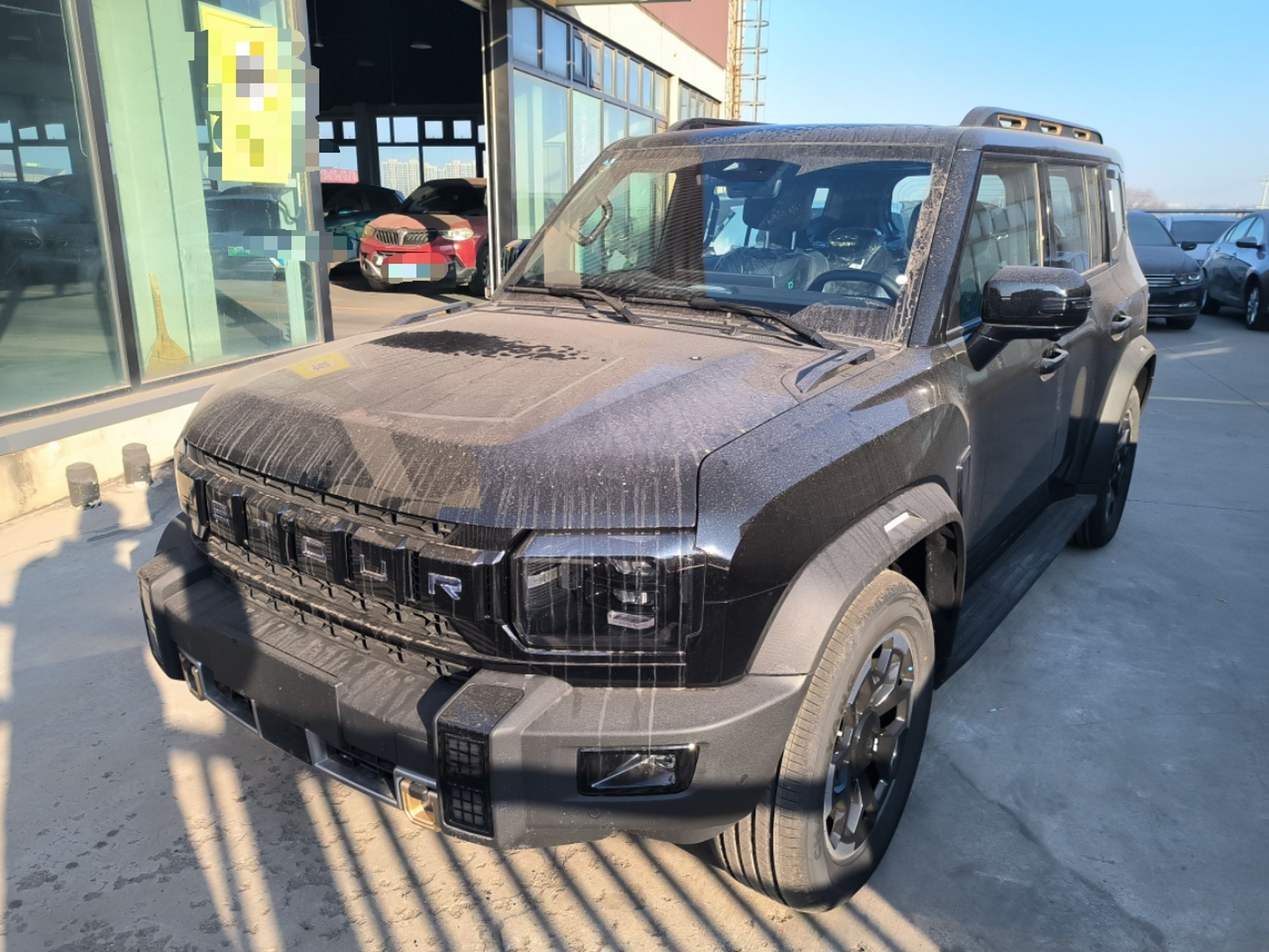 تحت مقدمة السيارة