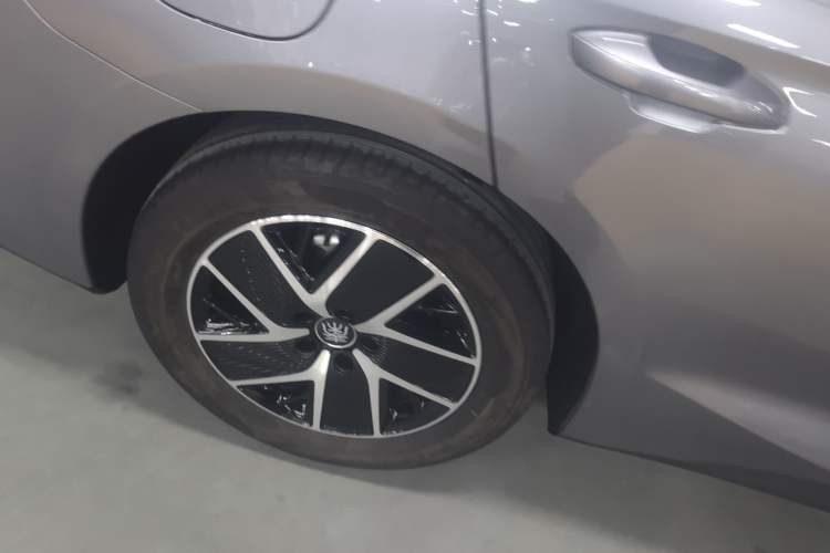 Used BYD Qin L 2025 DM-i Smart Drive 120KM Superior Model
