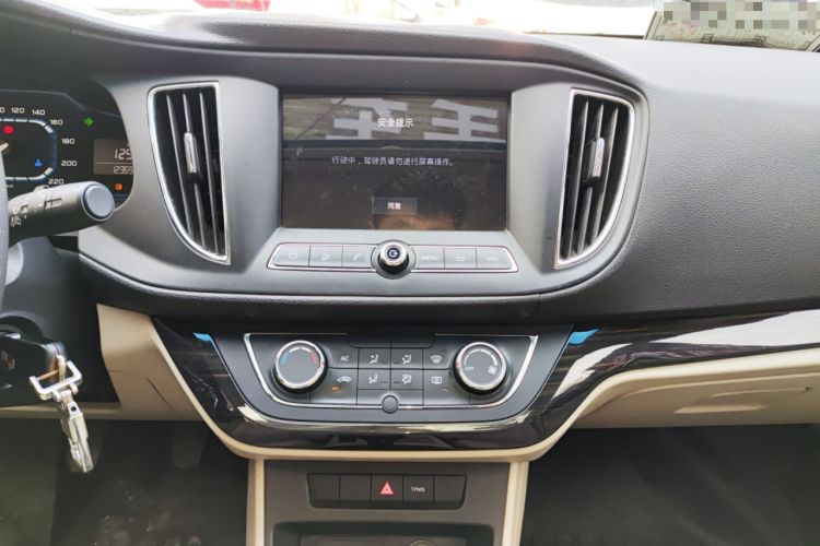 Used Roewe 360 2015 1.5L manual luxury edition
