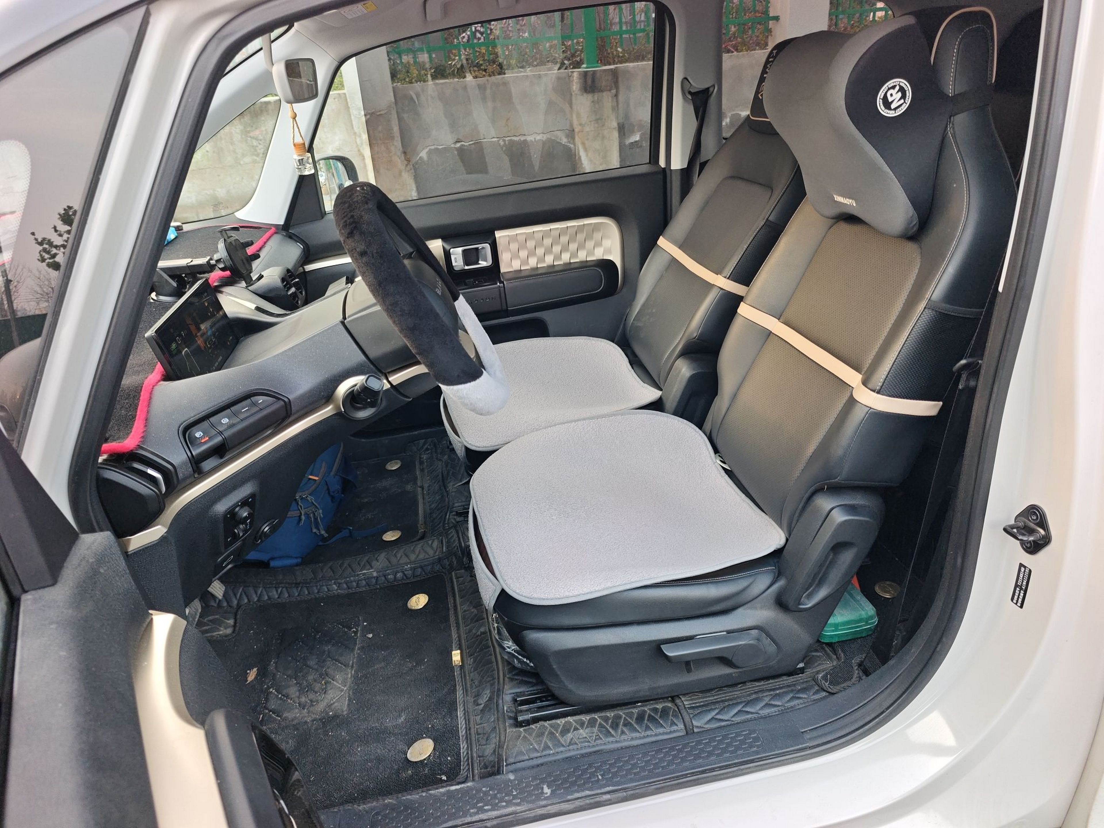 المقاعد الأمامية داخل السيارة