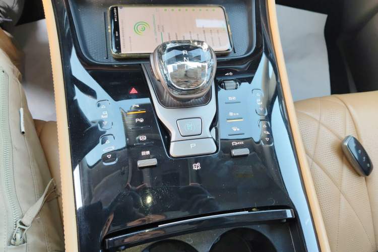 Used Denza D9 2022 EV 600 Four-Wheel Drive Flagship Model
