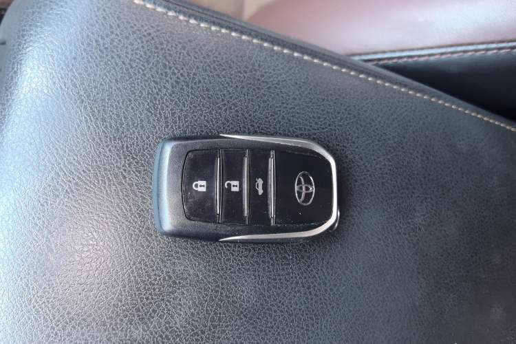 Used Toyota Camry 2016 2.5G 10th Anniversary Deluxe Navigation Edition
