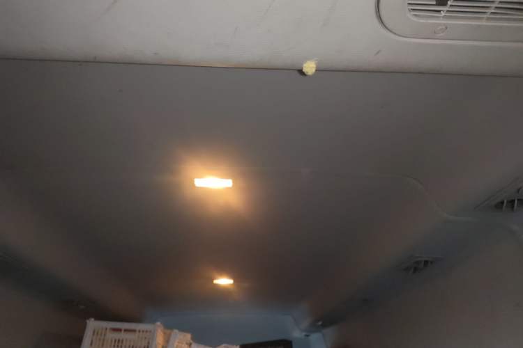 Used Iveco Daily 2021 2.5T A40 M1 Passenger Van 5-9 Seats Long Wheelbase Mid-Roof Design Dual Tires Manual Doors
