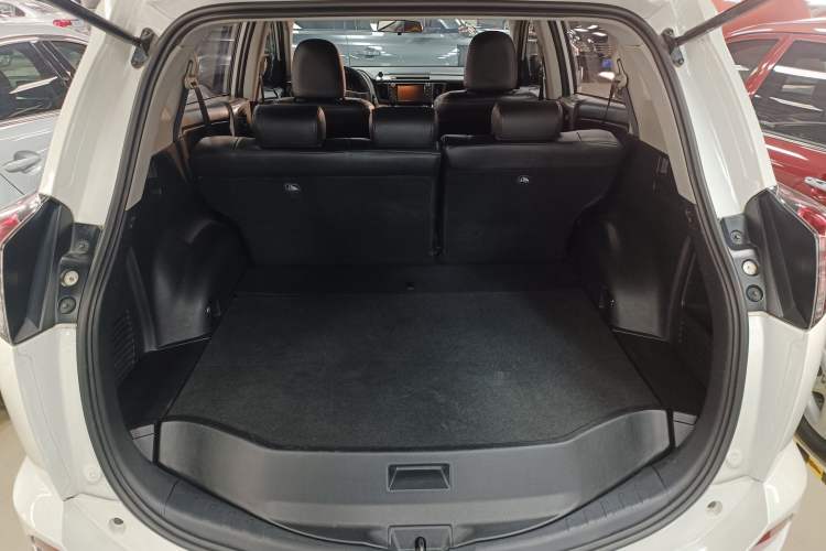 Used Toyota RAV4 2016 2.0L CVT Two-Wheel Drive Fashion Edition China V Standard
