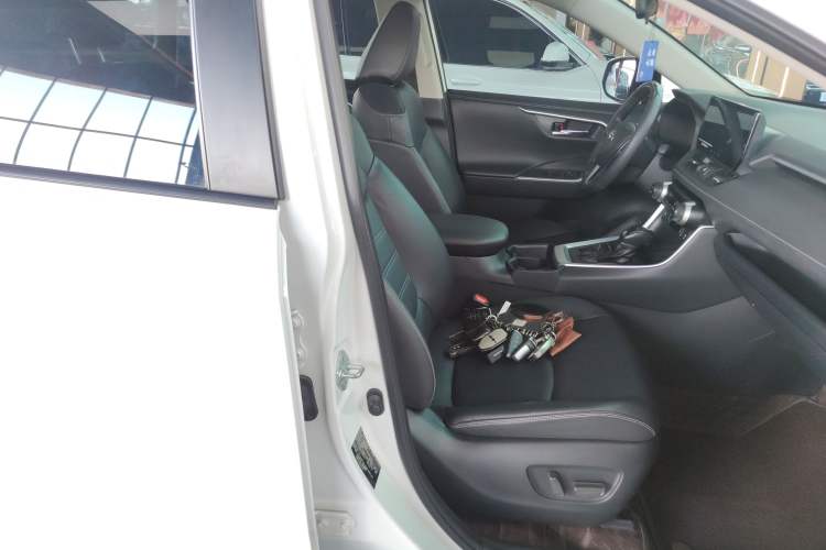 Used Toyota RAV4 2023 2.0L CVT Two-Wheel Drive 20th Anniversary Platinum Edition
