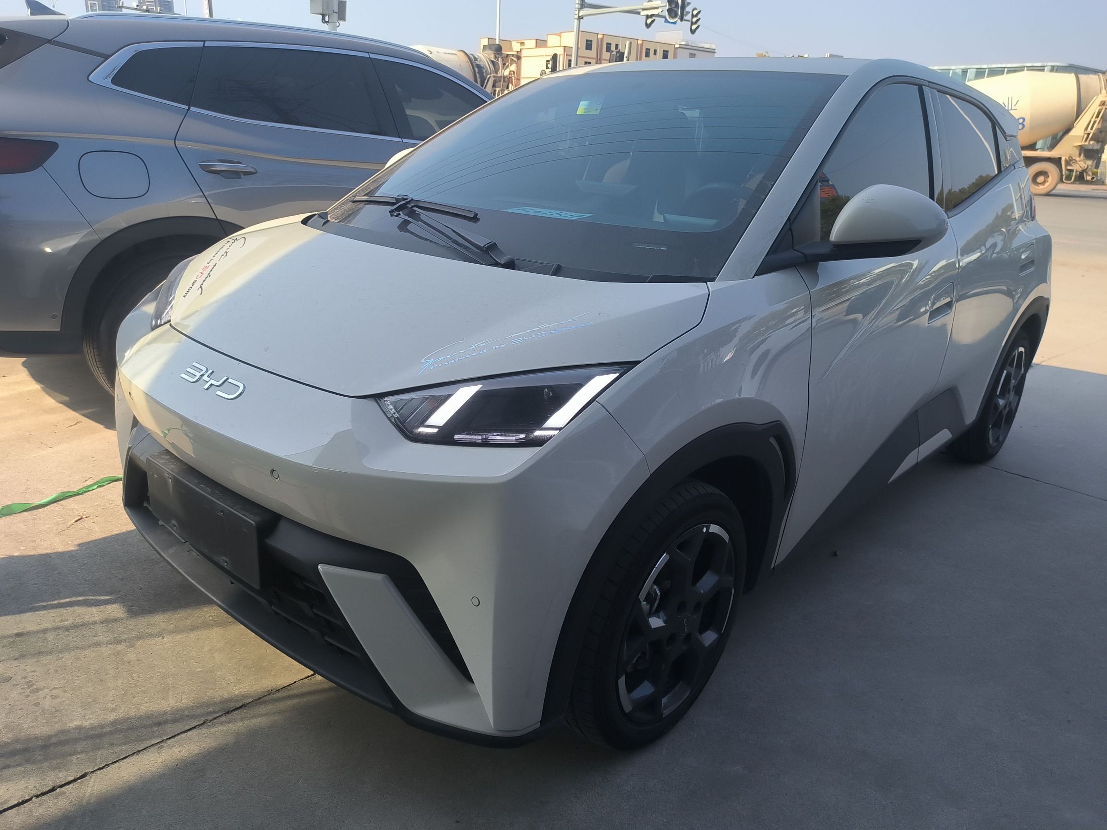 Под передней частью автомобиля