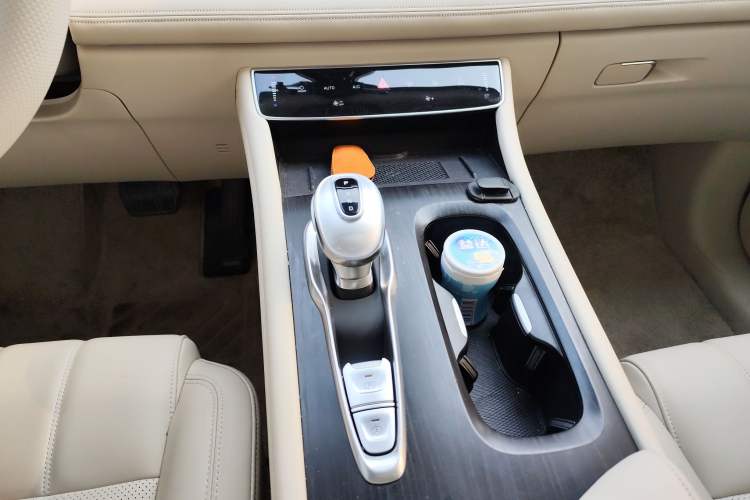 Used VOYAH Dream 2024 PHEV Extended-Range Premium Edition
