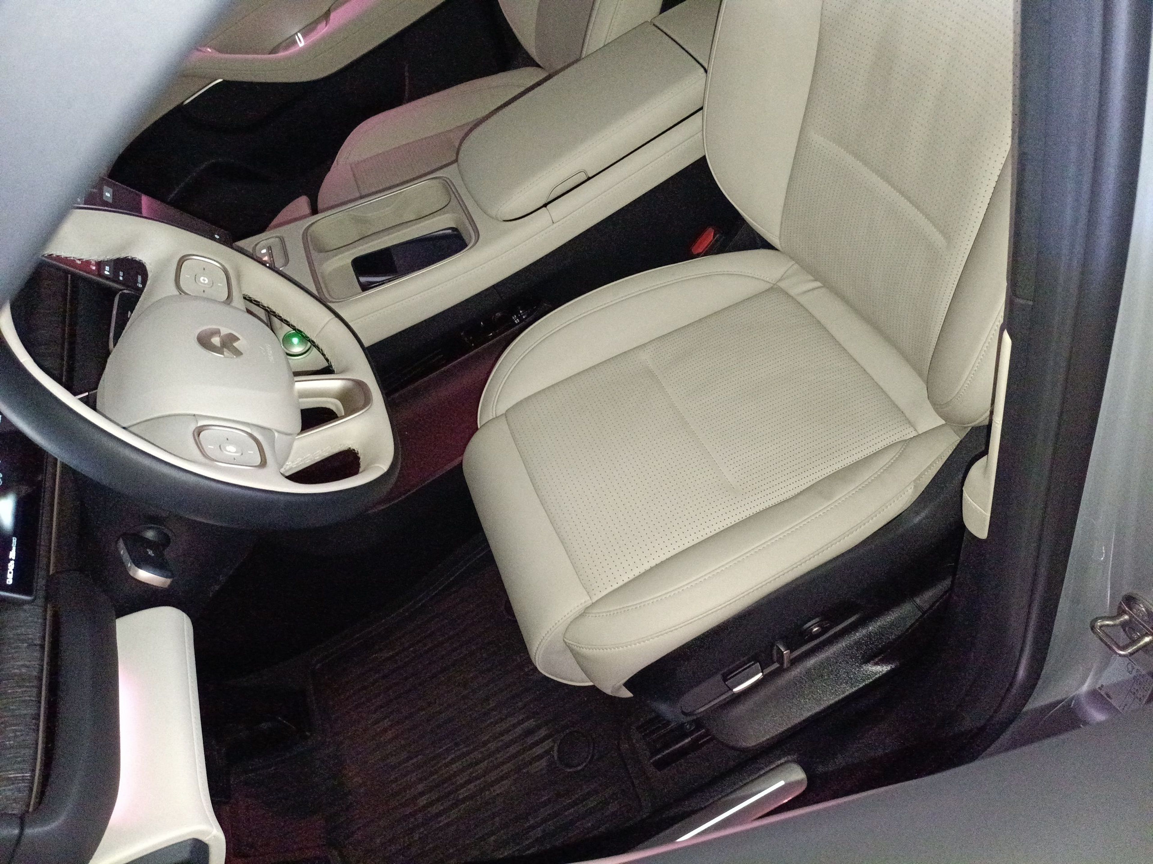 المقاعد الأمامية داخل السيارة