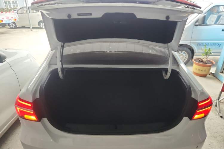 Used Roewe i6 2019 PLUS 1.6L Manual 4G Connected Deluxe Top-Tier Version