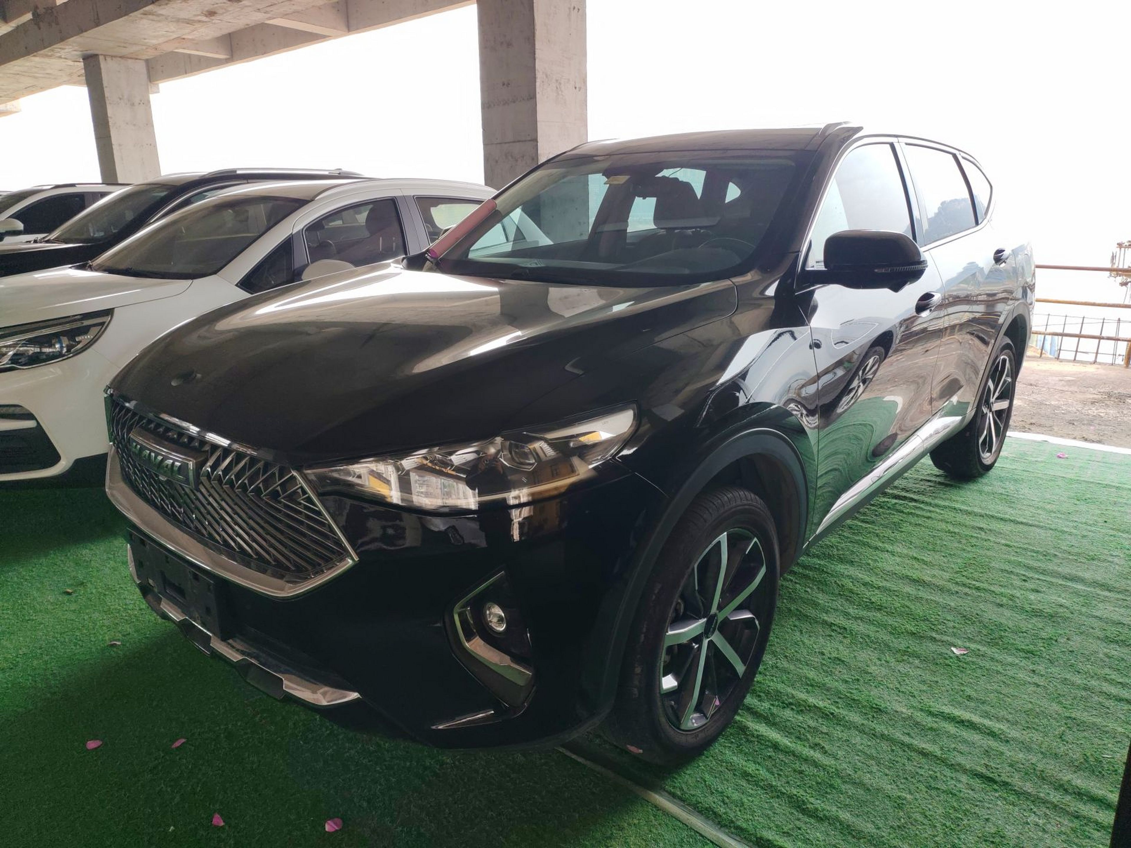 Под передней частью автомобиля