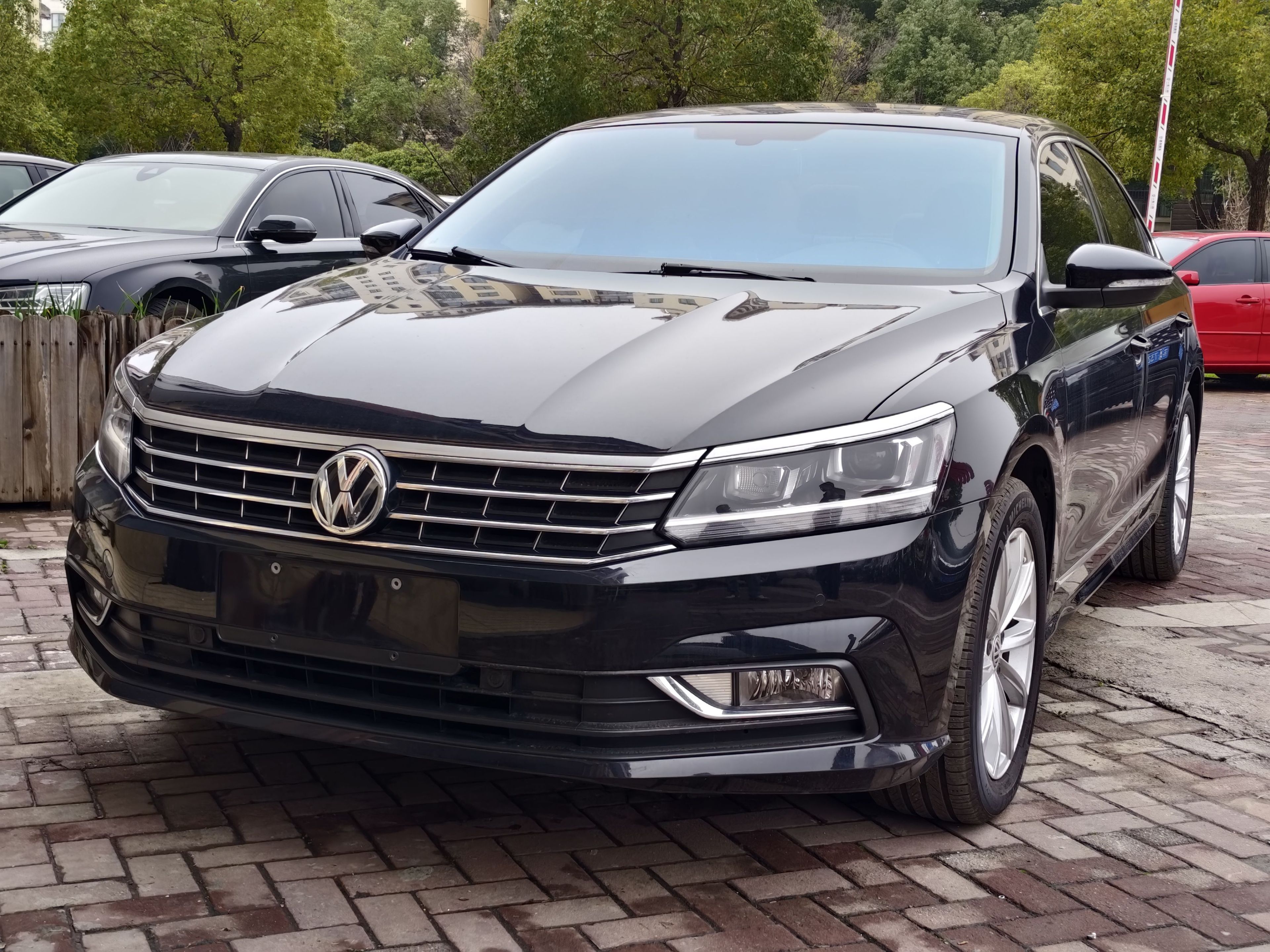 Под передней частью автомобиля