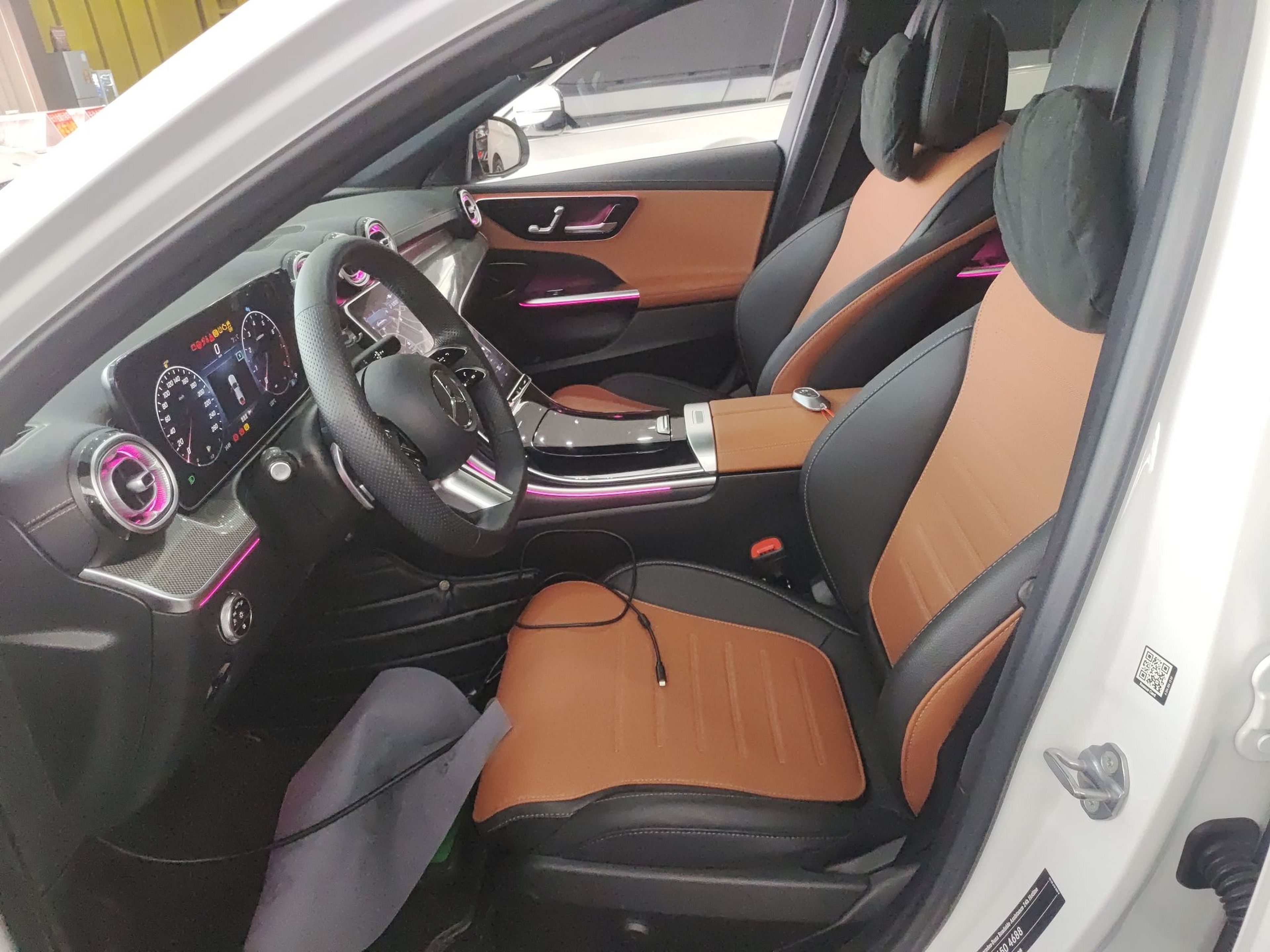 المقاعد الأمامية داخل السيارة